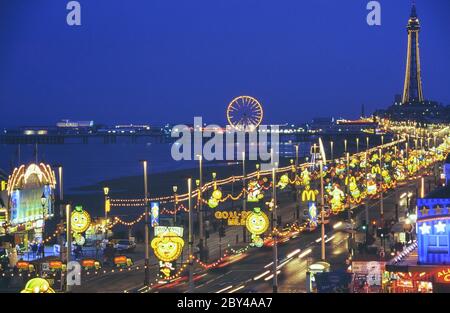 Blackpool Beleuchtung bei Nacht entlang der Golden Mile, Lancashire, England, Großbritannien Stockfoto