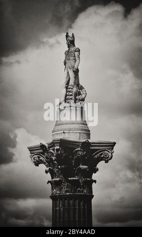 Nahaufnahme (Augenhöhe) der Statue von Admiral Horatio Nelson (Nelson-Säule) am Trafalgar Square, London, England, Großbritannien Stockfoto