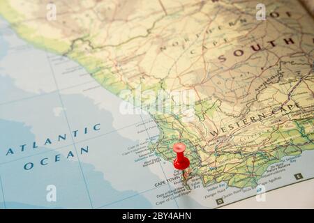 Typische Reisekarte und Atlas aus Papier mit dem Land Südafrika. Eine rote Kartennadel befindet sich in der Hauptstadt. Stockfoto