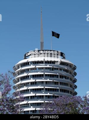 Hollywood, CA/USA - 8. Juni 2020: Black Lives Matter Flagge flatschen nach einer Reihe von Protesten in Hollywood auf dem legendären Capitol Records Building Stockfoto