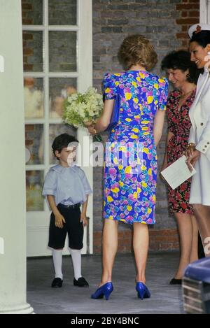 Diana, Prinzessin von Wales (1961-1997) trägt ein Kleid mit Blumenmuster von Bellville Sassoon, England, UK. 1989 Stockfoto