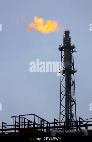 Die Fackel wird auf der Raffinerie des Turms angezündet Stockfoto