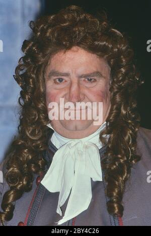 Peter Adamson, Schauspieler auf der Bühne, der Sir Tunbelly Clumsey in John Vanbrughs Stück "der Rückfall" im Mermaid Theatre in London, England 1988-89 spielt Stockfoto