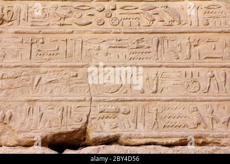 alten Ägypten Hieroglyphen auf Wand in Karnak-Tempel Stockfoto