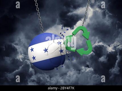Green Recycling Symbol Absturz in eine Honduras Flagge Ball. 3D-Rendering Stockfoto