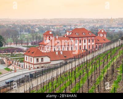 Blick auf das Schloss Troja vom Weinberg aus im Frühling. Prag, Tschechische Republik. Stockfoto