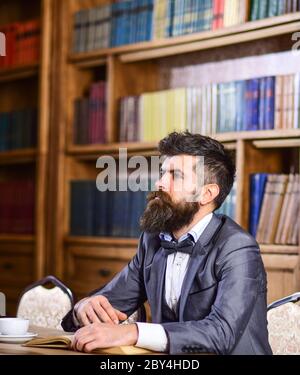 Mann bärtig füllen Tagebuch in seinem Büro. Stockfoto