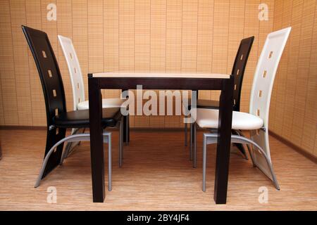 Innenraum mit Tisch und Stühlen Stockfoto