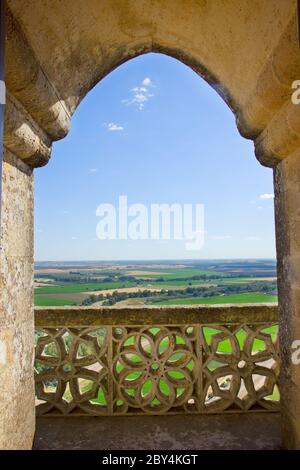 Landschaft durch Burg gotischen Fenster, Spanien Stockfoto
