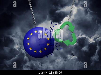 Grünes Recycling-Symbol stürzt in eine Flagge der Europäischen Union Ball. 3D-Rendering Stockfoto