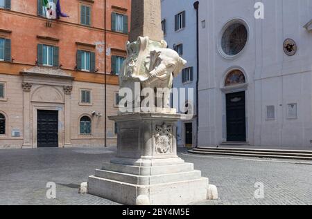 Das barocke Elefantendenkmal von Gian Lorenzo Bernini auf der Piazza della Minerva von Santa Maria sopra Minerva, das zur Unterstützung eines ägyptischen Obelisken entworfen wurde. Stockfoto