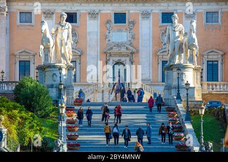 Der Palazzo Senatorio auf der Piazza del Campidoglio und die bronzene Reiterstatue von Marcus Aurelius. Touristen können im Vordergrund zu Fuß gesehen werden. Stockfoto