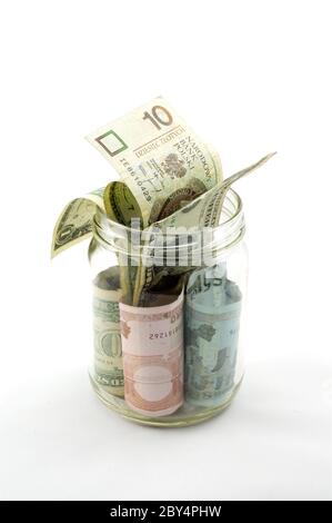 Banknoten in das Glas. Dollar, Euro, Zlot Stockfoto