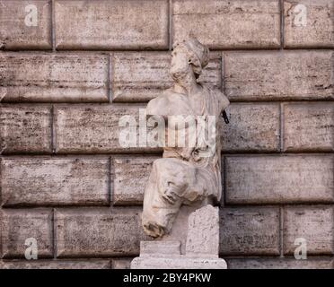 Die antike Statue im hellenistischen Stil, Pasquino, eine der berühmten sprechenden Statuen von Rom auf der Piazza di Pasquino, an der Ecke des Palazzo Braschi. Stockfoto