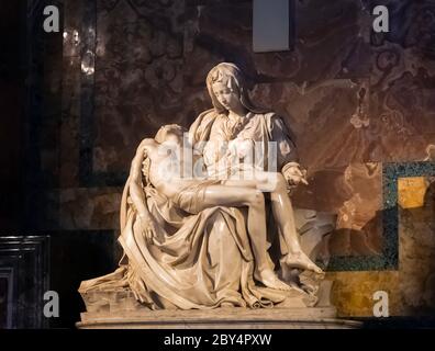 Die Renaissance-Statue der Pietà, die Michelangelo 1499 fertiggestellt hatte und sich im Petersdom in der Vatikanstadt befindet. Stockfoto