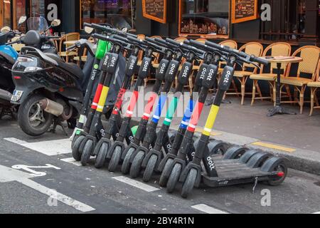 Dott teilte Elektroroller, die in einer Reihe in einer Straße in Paris, Frankreich geparkt wurden Stockfoto