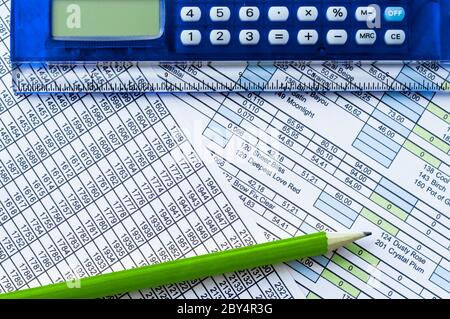 Taschenrechner, Bleistift und Datenblatt Stockfoto