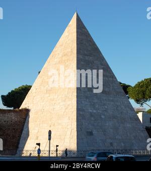Pyramide von Gaius Cestius, in Piramide, im Abendlicht. Ursprünglich ein Grab für einen wohlhabenden Römer, wurde es später in die Aurelianische Mauern eingegliedert. Stockfoto