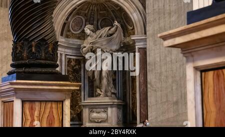 Die barocke Statue der Heiligen Veronica von Gian Lorenzo Bernini, in einem der Pfeiler, die die Kuppel des Petersdoms in der Vatikanstadt stützen. Stockfoto