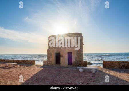 Torre de la Mata ist ein alter Wachturm am Strand, der ursprünglich im 14. Jahrhundert erbaut wurde. Stockfoto