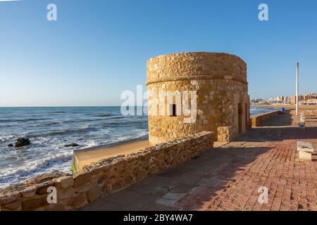 Torre de la Mata ist ein alter Wachturm am Strand, der ursprünglich im 14. Jahrhundert erbaut wurde. Stockfoto