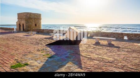 Torre de la Mata ist ein alter Wachturm am Strand, der ursprünglich im 14. Jahrhundert erbaut wurde. Stockfoto