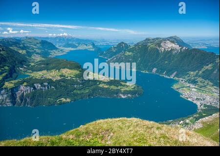 Blick vom Fronalpstock über Morschach, den Vierwaldstättersee, Urnersee und Seelisberg Stockfoto