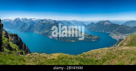 Blick vom Fronalpstock über Morschach, den Vierwaldstättersee, Urnersee und Seelisberg Stockfoto