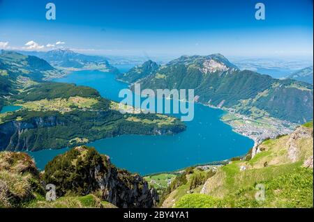 Blick vom Fronalpstock über Brunnen, den Vierwaldstättersee, Urnersee und Seelisberg Stockfoto