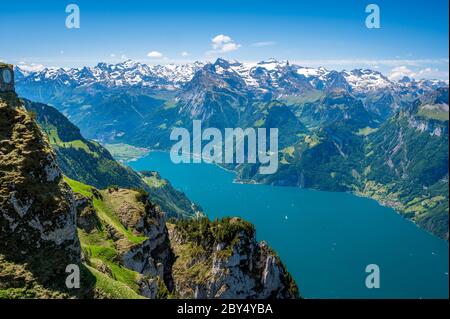 Urnersee mit Altdorf und Alpen Stockfoto