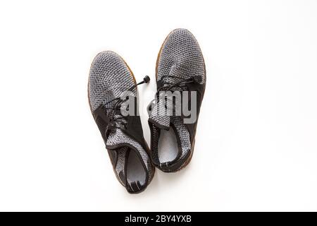 No-Name moderne Sneaker isoliert auf einem weißen Hintergrund. Ansicht von oben. Stockfoto