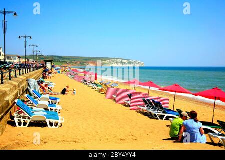 Urlauber genießen im Juli die Sonnenliegen und Sonnenschirme am Strand von Sandown, Isle of Wight, England, Großbritannien. Juli 08, 2013. Stockfoto