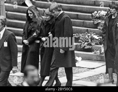 Olof Palme. Schwedischer sozialdemokratischer Politiker und Premierminister. Geboren am 14. oktober 1927. Ermordet am 28. februar 1985. Foto im Zusammenhang mit seiner Beerdigung am 15. März 1986. Olof Palmes Ehefrau Lisbet und sein Sohn Mårten. Stockfoto