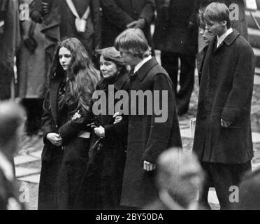 Olof Palme. Schwedischer sozialdemokratischer Politiker und Premierminister. Geboren am 14. oktober 1927. Ermordet am 28. februar 1985. Foto im Zusammenhang mit seiner Beerdigung am 15. März 1986. Olof Palmes Ehefrau Lisbet und sein Sohn Mårten. Stockfoto