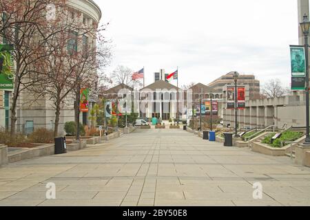 Zweihundertjährige Plaza, Raleigh, NC, USA: North Carolina General Assembly (geradeaus), Museum of Natural Sciences (links) & Museum of History (rechts) Stockfoto
