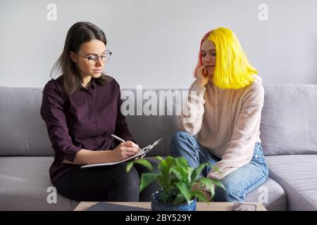 Teen Mädchen geben Interview zu Sozialarbeiter. Schulpsychologe im Gespräch mit Schüler Stockfoto