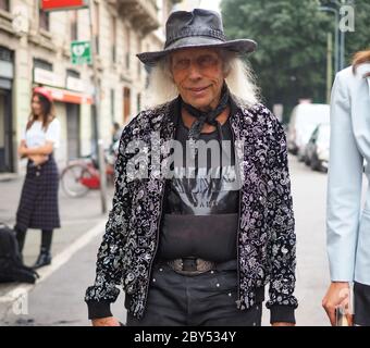 MAILAND, Italien: 22. September 2019: James F. Goldstein Street Style Outfit vor Laura Biagiotti Modenschau während der Mailänder Modewoche 2019 Stockfoto