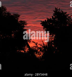 Farbenfroher Sonnenuntergang in Anchieta, Bundesstaat Espirito Santo, Brasilien Stockfoto