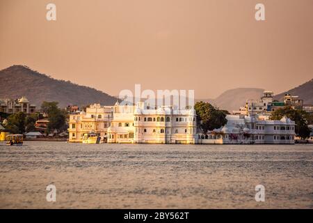 Lake Pichola und Taj Lake Palace Udaipur, Rajasthan, Indien, Asien. Stockfoto