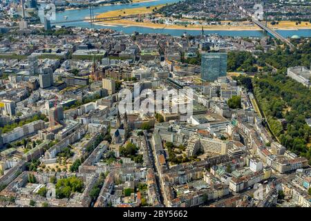 Bezirk Stadtmitte mit Büroturm Drehscheibenhaus, Hofgarten, Koe, Kirchen Johanneskirche und St. Maria Empfaengnis, Rhein im Hintergrund, 22.07.2019, Luftaufnahme, Deutschland, Nordrhein-Westfalen, Niederrhein, Düsseldorf Stockfoto