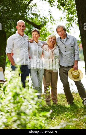 Glückliche Familie mit Senioren steht zusammen im Garten Stockfoto