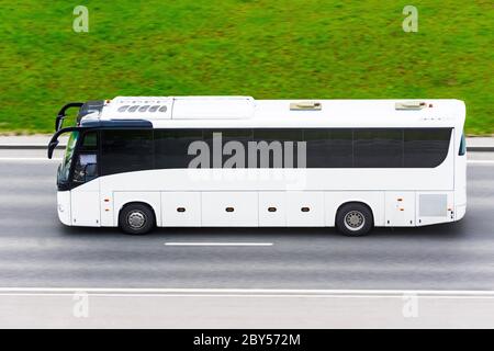 Busfahrten auf der Autobahn Seite aus der Luft Stockfoto