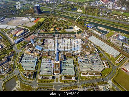 Einkaufszentrum Centro in Oberhausen neue Mitte, Gasometer im Hintergrund, 10.04.2019, Aerilaansicht, Deutschland, Nordrhein-Westfalen, Ruhrgebiet, Oberhausen Stockfoto