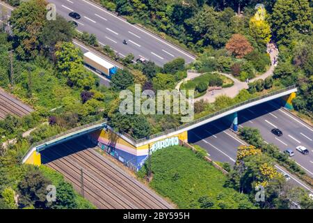 zoo Duisburg mit grüner Autobahnbrücke über die A3, 27.03.2019, Luftaufnahme, Deutschland, Nordrhein-Westfalen, Ruhrgebiet, Duisburg Stockfoto