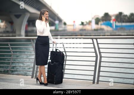 Geschäftsfrau in den Straßen von Dubai Stockfoto