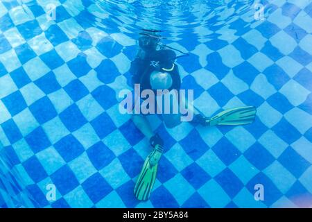 Lernen Sie Tauchen im Schwimmbad Stockfoto