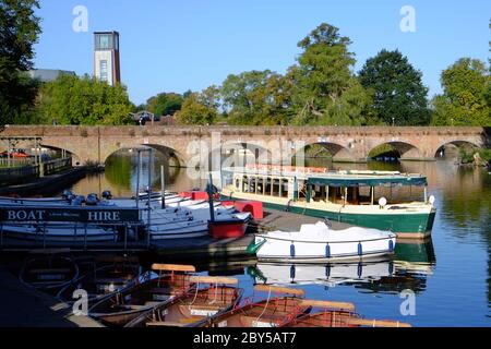 Touren Sie Boote und Ruderboote auf dem Fluss Avon, in Stratford-upon-Avon, Warwickshire, England, Großbritannien Stockfoto