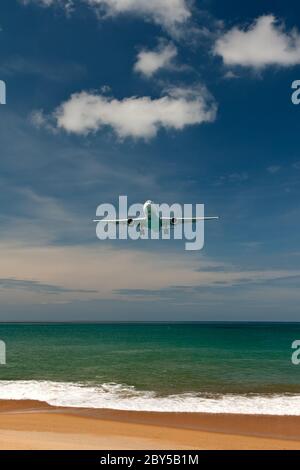 Flugzeug über einem tropischen Strand Stockfoto