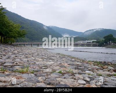 Togetsu-kyo Bridge und Katsura River am Morgen, Arashiyama, Kyoto, Japan. Stockfoto