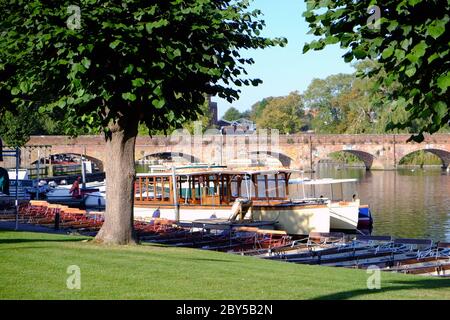 Touren Sie Boote und Ruderboote auf dem Fluss Avon, in Stratford-upon-Avon, Warwickshire, England. Stockfoto